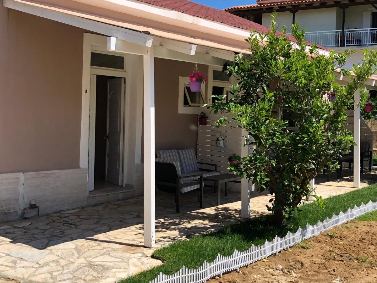 Petros Rooms & Apartments Ликсури Экстерьер фото